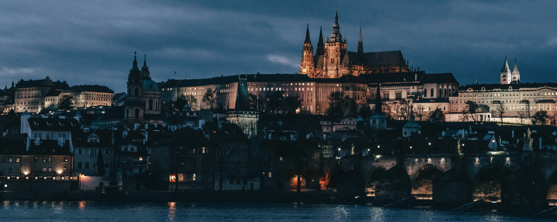 prague-castle-at-night-3977192.jpg