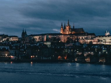 prague-castle-at-night-3977192.jpg